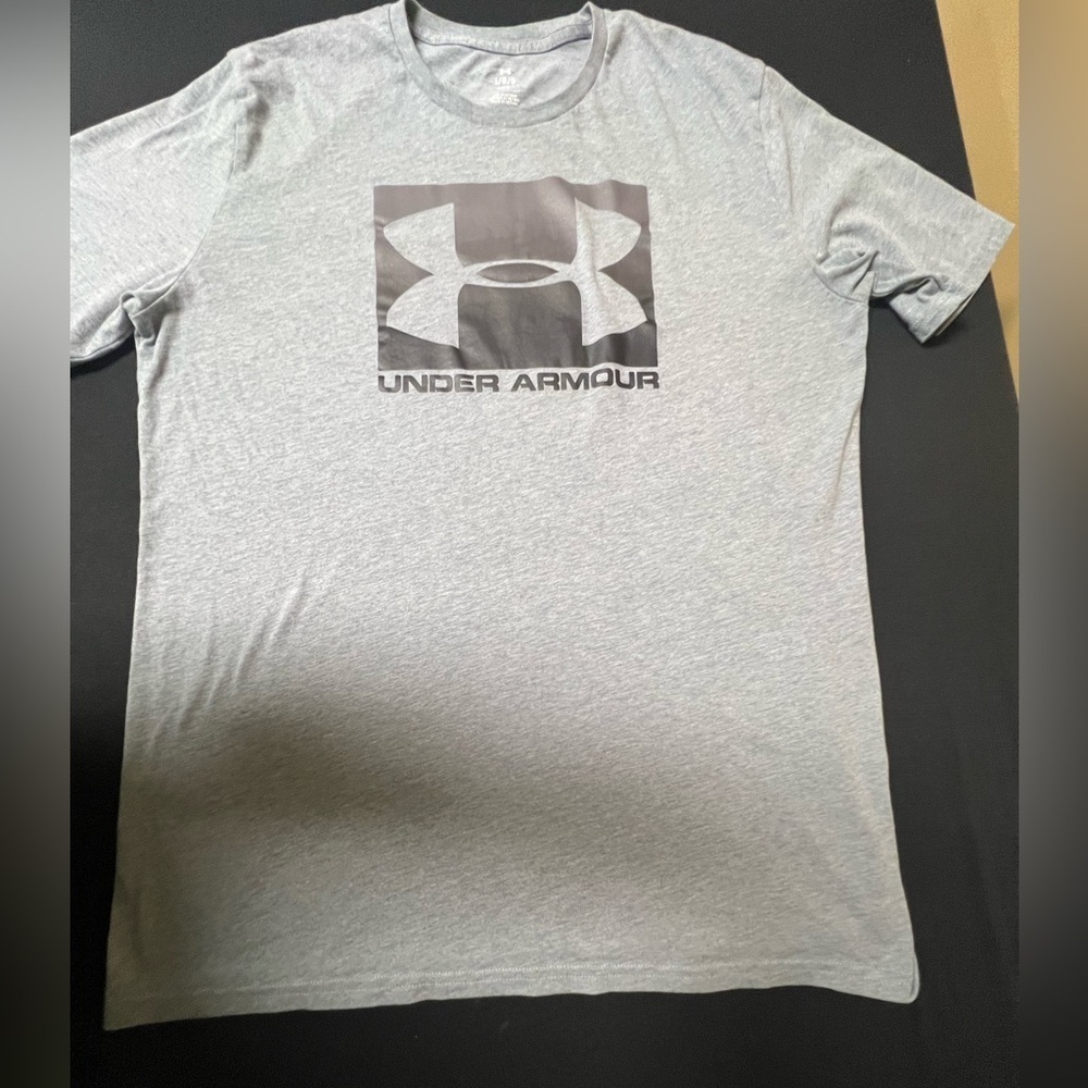 Under Armour Men's Gray T-Shirt. Size large
Like brand new